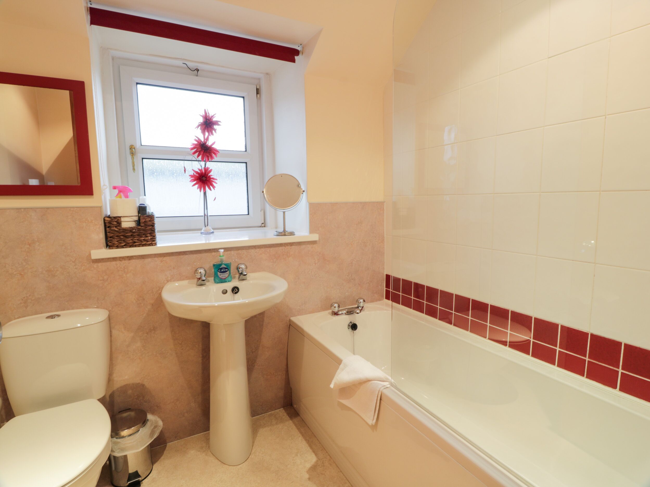 Un baño con inodoro, lavabo y bañera.