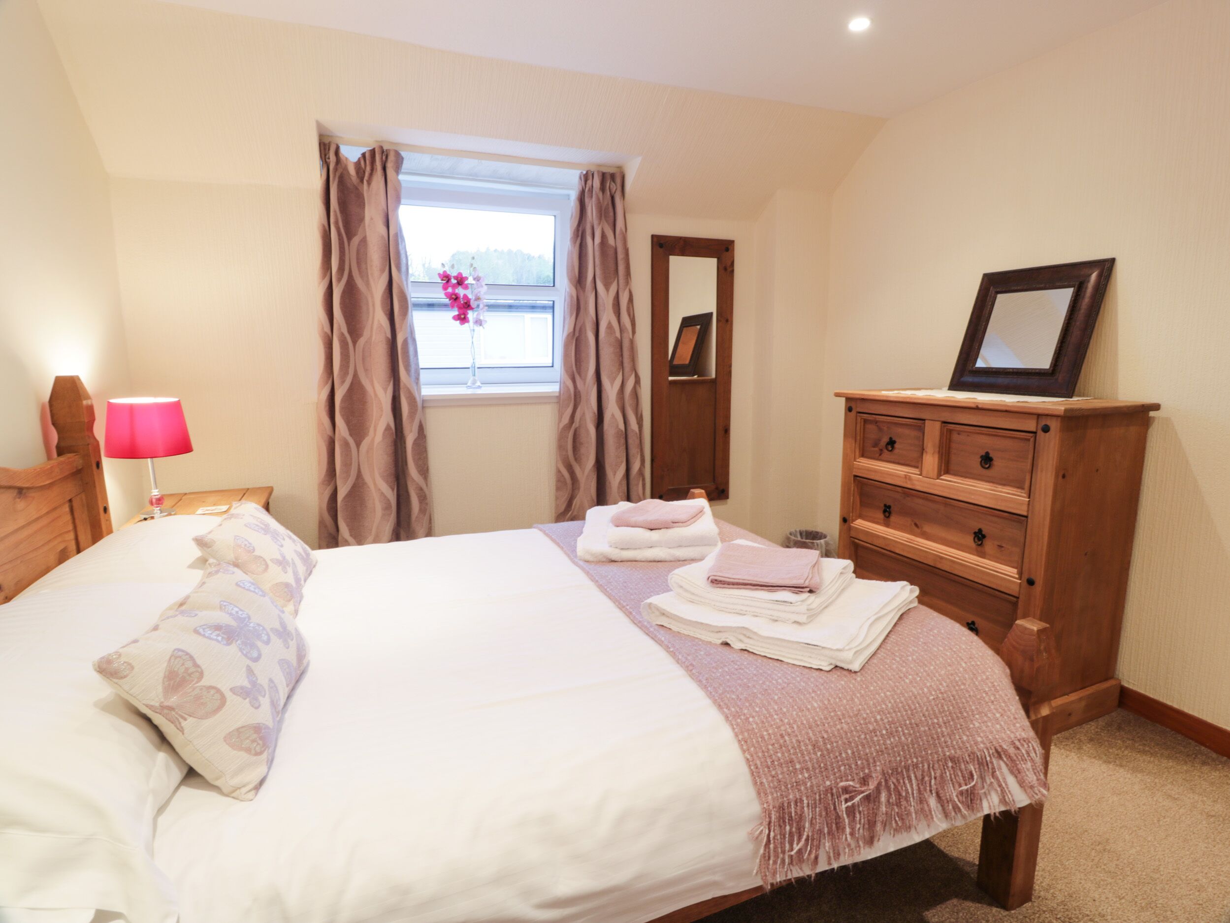 2 dormitoris, decoració individual i mobiliari individual 