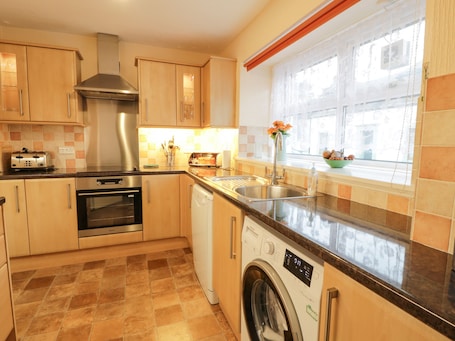 Refrigerador, lavavajillas, utensilios de cocina