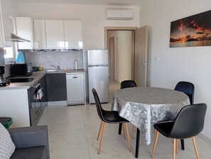 Appartement | Privékeuken | Een koelkast, een microgolfoven, een oven, een kookplaat