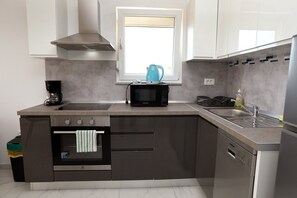 Una cucina moderna completa di forno, microonde ed elettrodomestici.