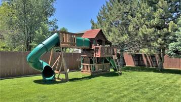 House, 4 Bedrooms | Property grounds