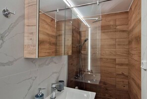 Studio | Bathroom | Shower, hair dryer, towels