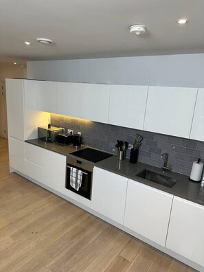 Apartment, 1 Queen Bed | Private kitchen | Fridge, microwave, oven, stovetop - Impeccable 1-bed Apartment in London (London)