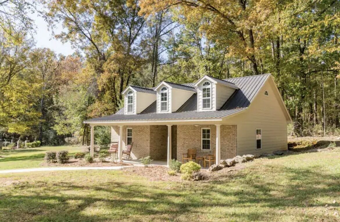Cozy 1 Bedroom, 1 Bath guest house. Private country setting.