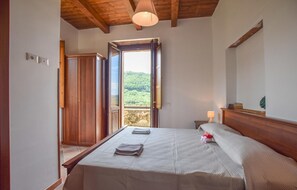 4 bedrooms, travel crib, free WiFi
