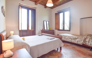 4 bedrooms, travel crib, free WiFi
