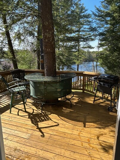 Cozy Lakeside Cabin, All-Season, in Northwood, NH- 2 Bdr, great views