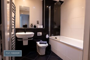 Sèche-cheveux, serviettes fournies, papier toilette