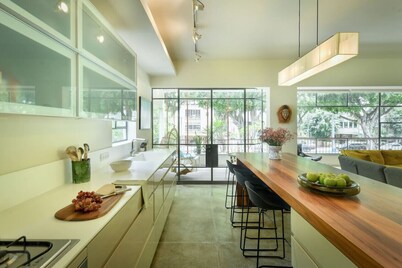 Spacious & Green 3BR Apt w Balcony in City Center