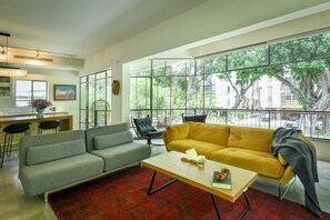 TV - Spacious & Green 3BR Apt w Balcony in City Center (Tel Aviv-Jaffa)