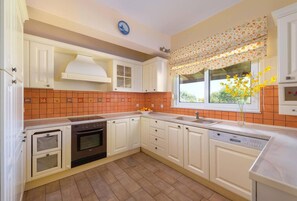 Villa | Cuisine privée | Réfrigérateur, micro-ondes, four, plaque de cuisson
