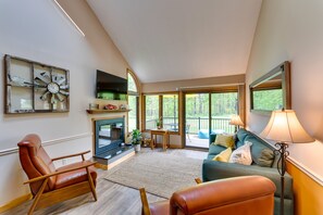 TV, fireplace, offices - Galena Retreat: Shopping, Owners Club & Skiing! (Galena)