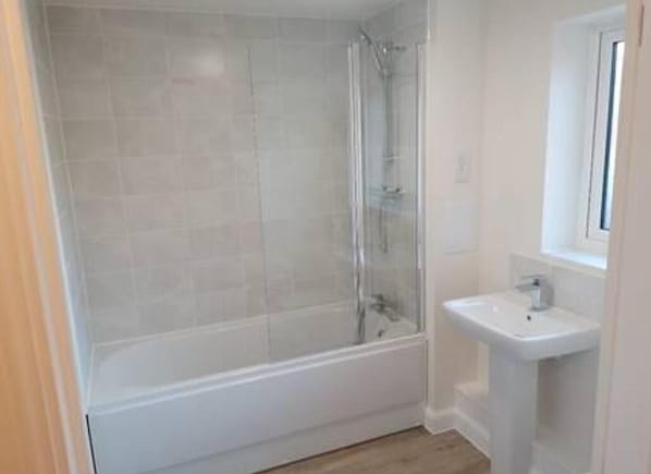 Apartment, 1 Queen Bed | Bathroom | Shower, towels
