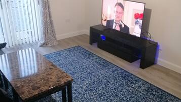 Apartment, 1 Queen Bed | Living area