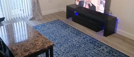 Apartment, 1 Queen Bed | Living area