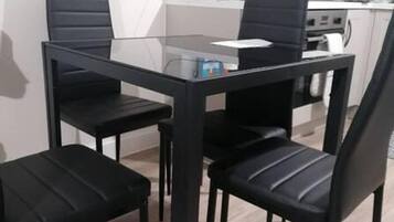 Apartment, 1 Queen Bed | Dining
