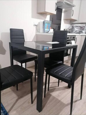 Lägenhet - 1 queensize-säng | Restauranger