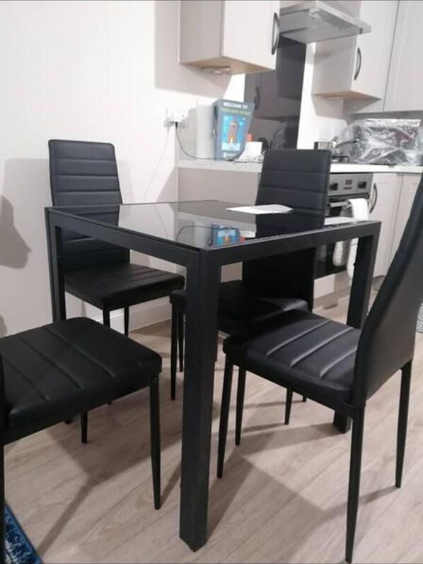 Apartment, 1 Queen Bed | Dining