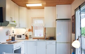 Kylskåp, mikrovågsugn, ugn och spishäll