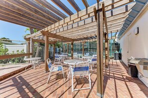 Outdoor dining - Resting Beach Place managed by Beach Retreats (Holmes Beach)