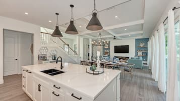 House, 4 Bedrooms | Private kitchen | Fridge, oven, coffee/tea maker, toaster