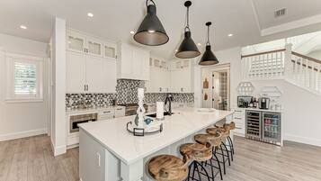 House, 4 Bedrooms | Private kitchen | Fridge, oven, coffee/tea maker, toaster