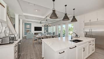 House, 4 Bedrooms | Private kitchen | Fridge, oven, coffee/tea maker, toaster