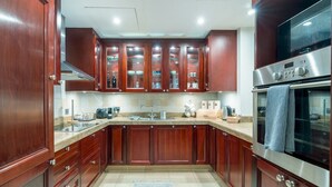 Private kitchen - Spacious 2bedroom With Burj View in Downtown Dubai (Dubai)