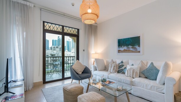 Living room - Spacious 2bedroom With Burj View in Downtown Dubai (Dubai)