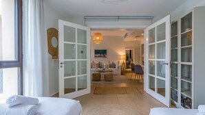 2 bedrooms, iron/ironing board, bed sheets - Spacious 2bedroom With Burj View in Downtown Dubai (Dubai)