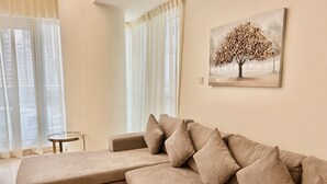 Lägenhet (1 Bedroom) | Vardagsrum | 50-centimeters plasma-tv med satellitkanaler och tv