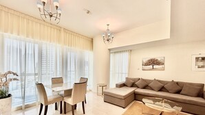 Lägenhet (1 Bedroom) | Vardagsrum | 50-centimeters plasma-tv med satellitkanaler och tv