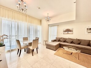 Leilighet (1 Bedroom) | Oppholdsområde | En 50-centimeters plasma-TV med Parabol-TV samt TV