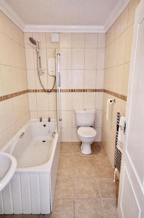 Apartamento, 1 cama King | Banheiro | Chuveiro/banheira combinados, banheira de imersão, secador de cabelo 