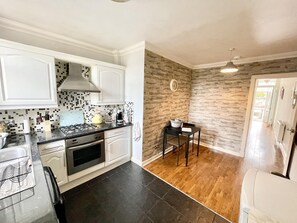 Apartamento, 1 cama King | Cozinha privada | Geladeira, micro-ondas, fogão, cooktop