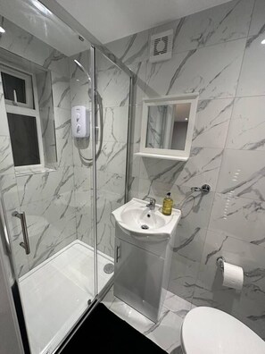 Apartment | Bathroom - Luxury Detached Studio Apartment in Luton (Luton)