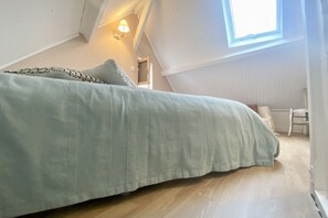 1 bedroom, travel crib, bed sheets