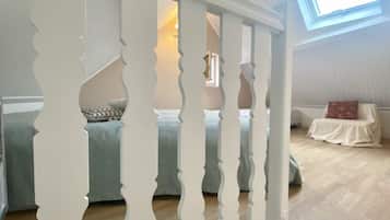 1 bedroom, travel cot, bed sheets