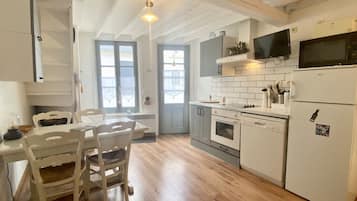 Coffee/tea maker, fridge, microwave, oven