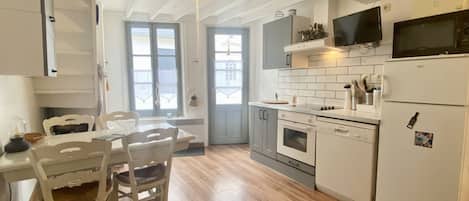 Réfrigérateur, four à micro-ondes, un four, surface de cuisson