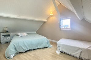 1 bedroom, travel crib, bed sheets
