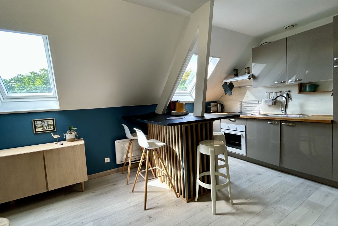 Een microgolfoven, een kookplaat, een vaatwasser