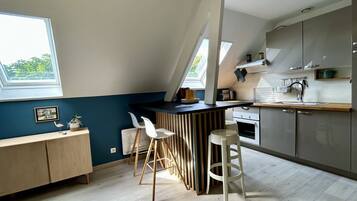 Een microgolfoven, een kookplaat, een vaatwasser