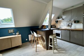 電子レンジ、コンロ、食器洗い機、コーヒー / ティーメーカー