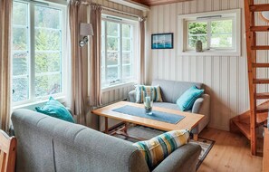 TV, fireplace - Cozy home in Mosvik with house sea view (Mosvik)