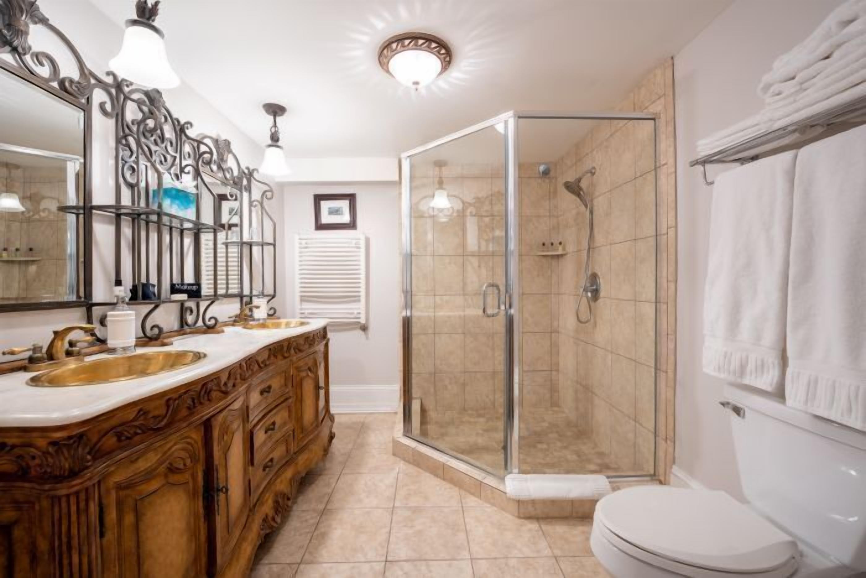 Kamar Grand | Kamar mandi | Bathtub dan shower terpisah dan bathtub dengan aliran air