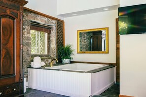 Blue Grotto | Private spa tub - The Villa Bed & Breakfast (Westerly)