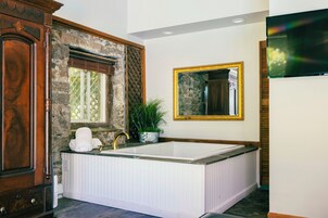 Blue Grotto | Private spa tub