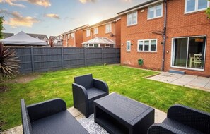 A backyard with a patio set, a brick house, and a fenced area. - 3 Bed Detached - 3 Bathrooms - Parking - Quiet (Doncaster)